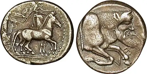 Tétradrachme de la cité de Géla.  480/475-475/470 AC. Avers : bige au pas à droite, conduit par un aurige, tenant les rênes et le kentron ; double ligne d’exergue. Revers : protomé de taureau androcéphale du dieu fleuve Gélas à droite avec la barbe longue et pointue.