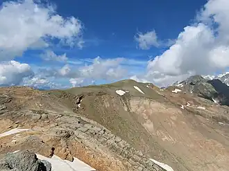 La tête Nord des Fours vue depuis la tête Sud des Fours au sud ; au premier plan, la formation des Grès Singuliers.