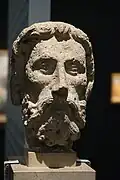 une tête d'apôtre du XIIe&nbsp;siècle.