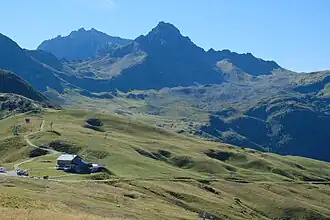 Vue depuis le col du Joly au nord-ouest de la tête de la Cicle au centre et des aiguilles de la Pennaz à gauche.