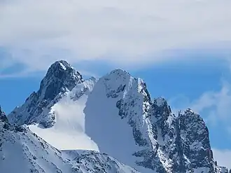 La tête des Fétoules avec à gauche la tête de l'Étret et à droite l'aiguillette des Fétoules depuis la brèche de la Mura au nord-ouest.