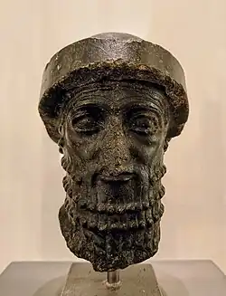 Photo d'un buste en pierre noire ne représentant probablement pas Hammurabi.