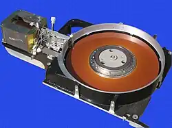 Actionneur linéaire à bobine mobile dans un entrefer magnétisé pour le positionnement des têtes magnétiques de disques durs anciens (1986)