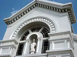 Statue de saint Denis au-dessus du portail