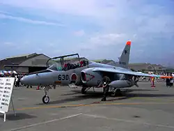 Photo couleur d’un avion biréacteur à aile haute au sol.