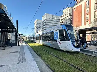 Vue d'une rame du tramway T13 d'Île-de-France à Évry-Courcouronnes