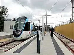 Vue d'une rame du tramway T13 d'Île-de-France à Saint-Cyr