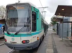 La rame Alsthom TFS n°106 au nouveau terminus d'Asnières Quatre-Routes depuis 2019, attendant son tour pour effectuer son retournement afin de repartir vers Noisy-le-Sec