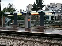 Mobilier de station installé sur la partie des quais issue des travaux d'allongement.