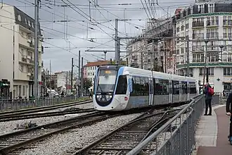 Vue d'une rame du tramway T4 d'Île-de-France en circulation à Gargan.