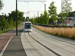Rame 504 circulant sur l'avenue de la Division-Leclerc à Sarcelles, dans un secteur non urbanisé. Noter la piste cyclable, réalisée sur pratiquement tout le tracé.