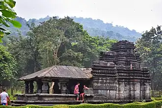 Le temple de Mahadev à Tambdi Surla. Construit au XIIIe&nbsp;siècle, il est le seul temple ancien à avoir dépassé les Bahmanides et l'Inquisition.
