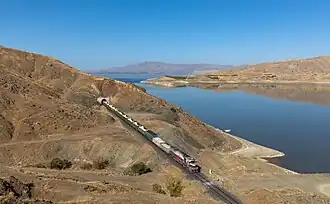 Un train de fret sur la Yolçatı-Tatvan demiryolu (tr), vers la ville de Tatvan et le réservoir de Keban. Il transporte probablement des biens en direction de l'Iran. Octobre 2022.
