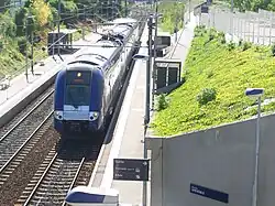 Un TER assurant la liaison entre le campus universitaire de Grenoble et le centre-ville au niveau de la Halte d'Échirolles