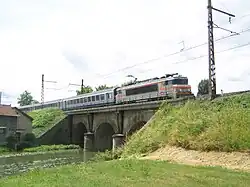 Passage d'un TER pour Dijon sur la Dheune à la sortie de Chagny.