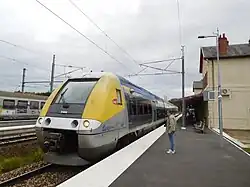 Un TER en gare de Cosne-sur-Loire