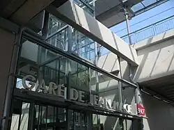 Le hall Ouest et son ascenseur.