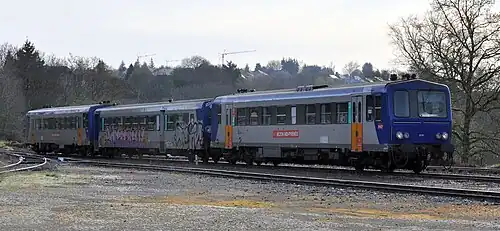 TER Rodez-Toulouse composé des X 2131 en tête et 2119 en queue encadrant une remorque XR 6100, taguée.