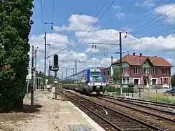 Un TER pour Annecy quittant la gare d'Albens.