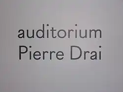 Plaque de présentation de l'auditorium du Tribunal de Paris.