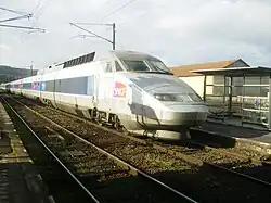 Le TGV 2571 Paris&nbsp;– Remiremont, assuré par la rame 506, traverse la gare.