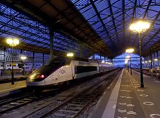 Une rame TGV Atlantique en livrée Carmillon en soirée en 2023.