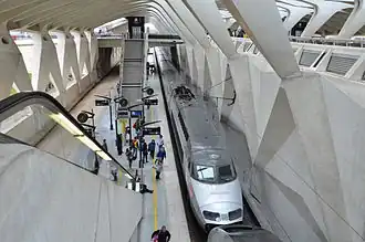 Vue d'un quai de la gare de Lyon-Saint-Exupéry TGV, avec un TGV Paris&nbsp;– Milan.