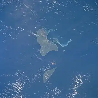 Photo satellite de l'île de Tongatapu (au centre). L'île au sud est ʻEua.