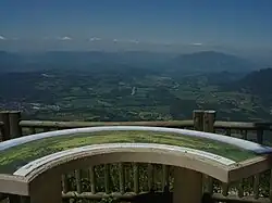 Belvédère à un kilomètre du sommet (Molard Noir), avec vue sur l’Avant-Pays savoyard et le Bugey.