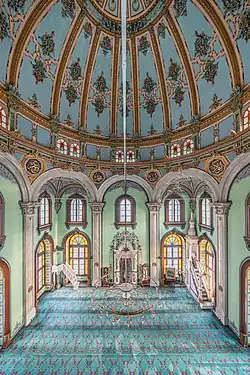 À l'intérieur de Salepçioğlu Camii&nbsp;(tr) à Izmir, février 2020.