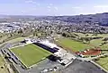 Le Sportzentrum Haarwasen Haiger : le stade à gauche, le terrain d'entraînement à droite et la ville de Haiger en arrière-plan. (2022)
