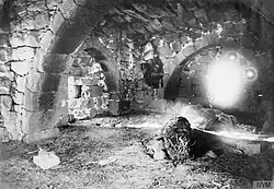 pièce aux arches en pierre