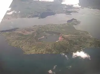 Vue aérienne de Volcano Island entourée par le lac Taal et comportant à son sommet une caldeira partiellement remplie par un lac de cratère.