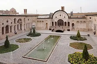 Vue de la cour principale