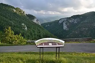 Vue des gorges depuis la table d'orientation de Péreille.