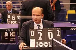 Arbitre utilisant un marqueur.