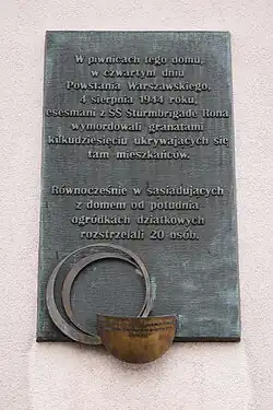 Une plaque commémorative sur le bâtiment dédié à la mémoire du Soulèvement de Varsovie en 1944.