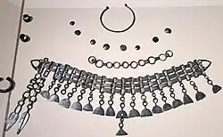 Photo des différents artefacts présentés derrière une vitrine.