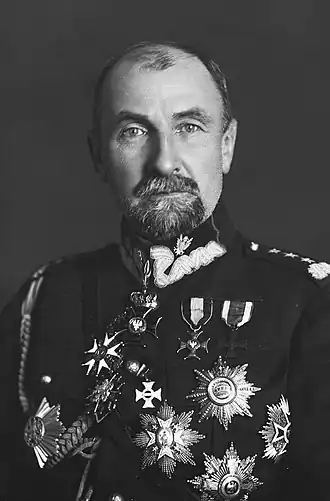 Général Tadeusz Rozwadowski porte l'étoile de chevalier I. classe (en haut à droite)