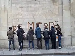 Le 17 décembre 2017, des militants pour l'accueil de migrants taggent la façade de l'Hotel de Catries pour dénoncer les politiques d'accueil en France.