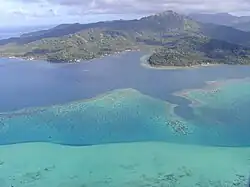 Photographie en couleurs, représentant une île.