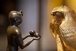 Le pharaon Taharqa présente des vases de vin au dieu Hémen. Bronze, grauwacke, or et bois. 690-664.Louvre