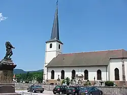 Église et monument.