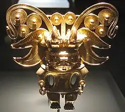 Pendentif Tairona, côte caraïbe 900-1600. Tumbaga (alliage d'or et de cuivre). 10,6 x 11,3 cm. Origine : San Pedro de la Sierra, Ciénaga