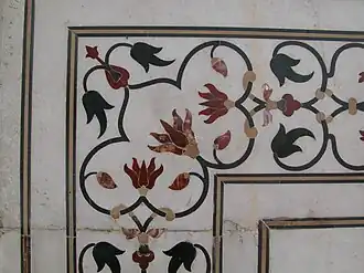 Le Taj Mahal en Inde, construit au XVIIe&nbsp;siècle, est décoré selon une technique semblable à la mosaïque florentine, importée un peu plus tôt d'Italie.