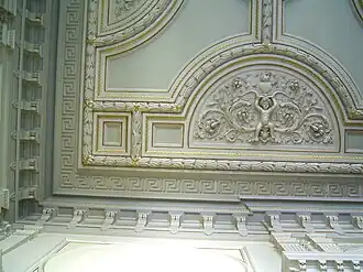 Détail du plafond en stuc de la salle des fêtes.