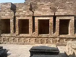 Cour des stupas votifs. Chapelles pour statues de taille humaine. Construction : les plaques de schiste sont posées en rangs décalés. Voûtes en encorbellement.
