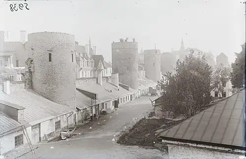 Les tours des remparts de Tallinn  à la place des tours: Tour Renten, tour Grusbeke, tour Epping, tour Plate.