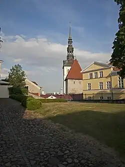 L'Église Saint-Nicolas et la tour de la porte de la Jambe courte.