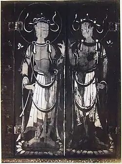 Portes de droite du tabernacle en forme de sanctuaire miniature. Bodhisattva. H. 31,5 cm.